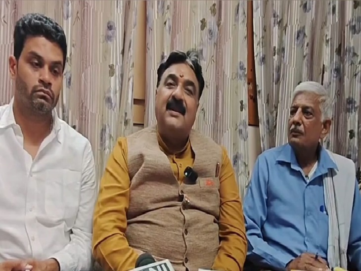 ਡਿਪਟੀ ਸਪੀਕਰ ਕ੍ਰਿਸ਼ਨਾ ਮਿਧਾ ਰੋਹਤਕ ਵਿੱਚ ਪੱਤਰਕਾਰਾਂ ਨਾਲ ਗੱਲਬਾਤ ਕਰ ਰਹੇ ਹਨ.