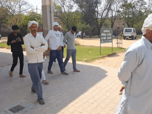 दादरी सिविल अस्पताल पहुंचे हड़ौदी के ग्रामीण।