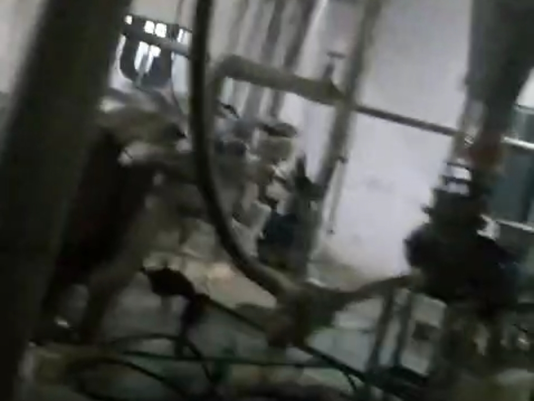 ਦਬਾਅ ਬਕਸੇ ਦੀ ਫੋਟੋ ਜਿੱਥੇ ਡੱਬਾ ਫਟਿਆ.