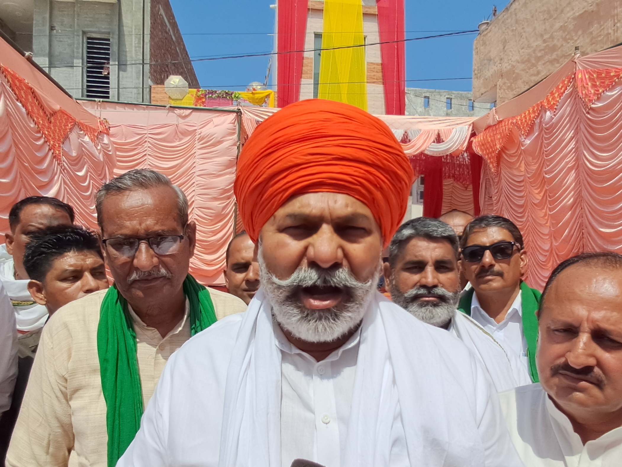 राकेश टिकैत किसान नेता के बेटे की शादी में पहुंचे थे।