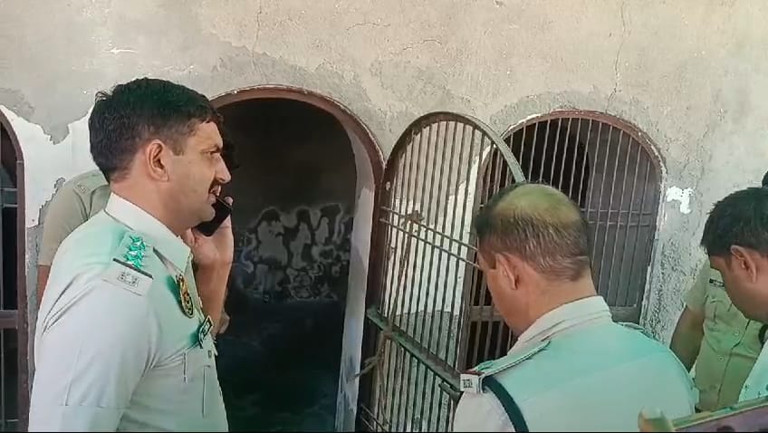 मंदिर में शव मिलने के बाद पुलिस मौके पर पहुंची थी