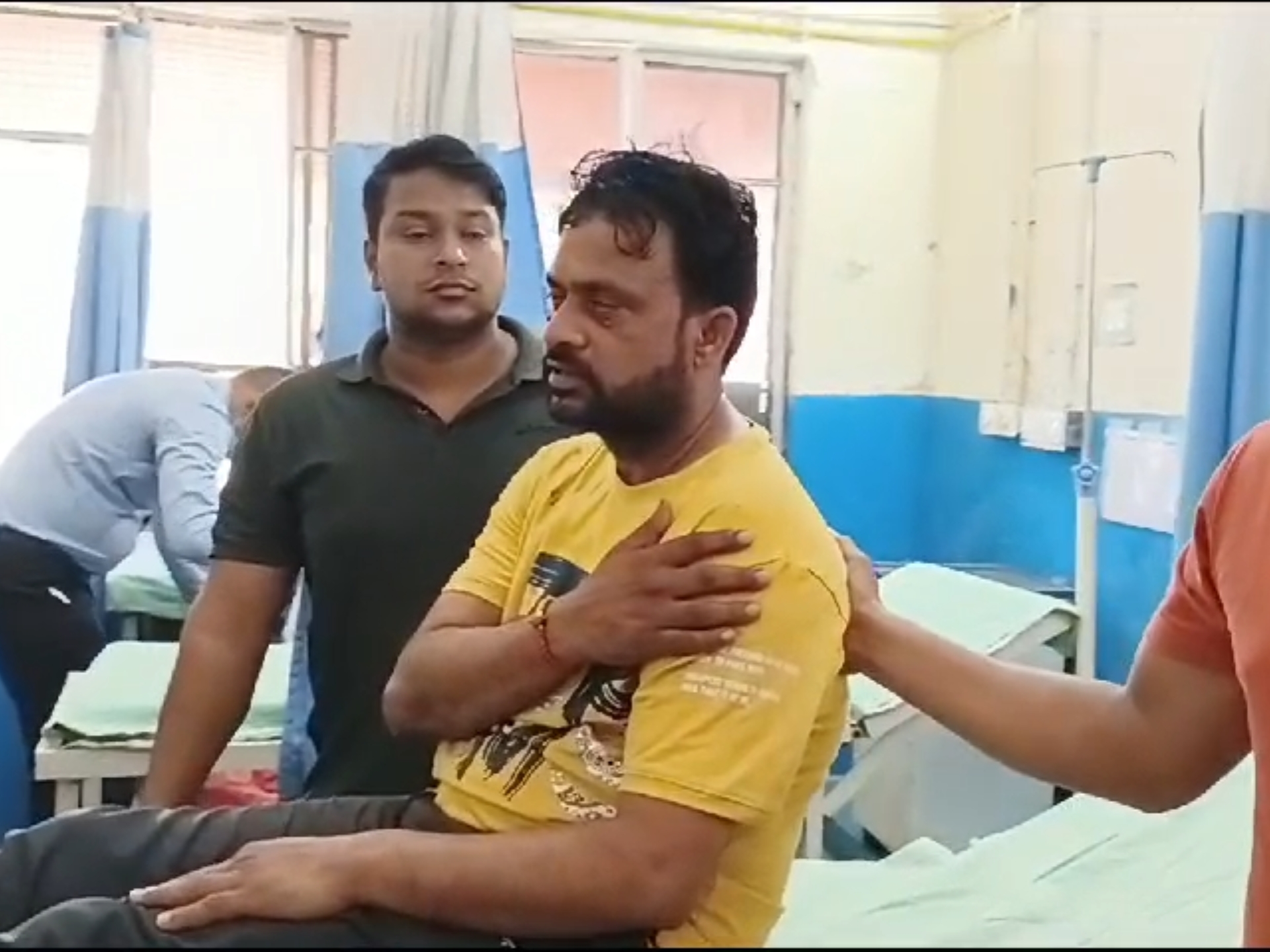 अस्पताल में अपनी हालत दिखाते हुए अमेजन वेंडर जसवंत।