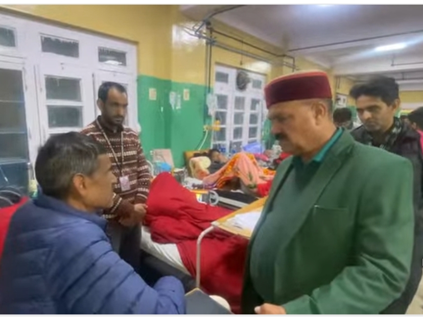 मरीज के परिजनों से बातचीत करते विधायक।