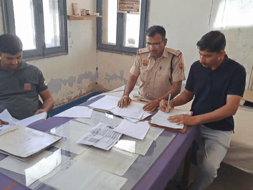 ਡੈਡੀ ਸਿਵਲ ਹਸਪਤਾਲ ਵਿੱਚ ਕਾਗਜ਼ਾਤ ਕਰਨ ਵਾਲੇ ਅਧਿਕਾਰੀ ਏਐਸਆਈ ਦੇ ਮੁਕੇਸ਼ ਦਹੀਆ ਦੀ ਪੜਤਾਲ.