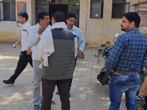 ਪਰਿਵਾਰ ਦੇ ਨਾਗਰਿਕ ਹਸਪਤਾਲ ਵਿਖੇ ਮਰੇ ਹੋਏ ਬਾਡੀ ਦੇ ਪੋਸਟਮਾਰਟਮ ਦੀ ਉਡੀਕ ਕਰ ਰਹੇ ਪਰਿਵਾਰ.