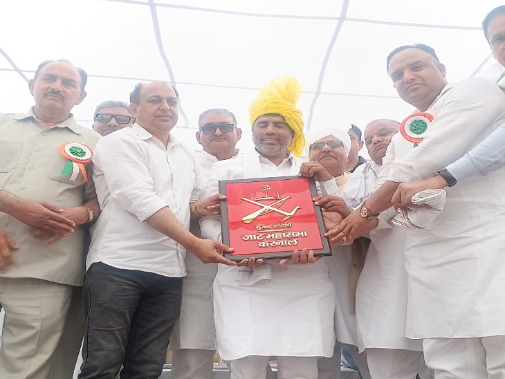 ਮੀਟਿੰਗ ਵਿੱਚ ਜਾਟ ਭਵਨ ਪ੍ਰੋਗਰਾਮ ਪਹੁੰਚਣ 'ਤੇ ਮੰਤਰੀ ਦਾ ਸਨਮਾਨ ਕਰਦੇ ਹੋਏ ਮੰਤਰੀ ਦਾ ਸਨਮਾਨ ਕੀਤਾ ਗਿਆ.