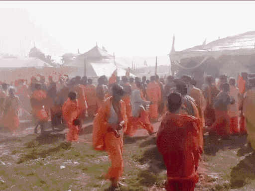 ਬਾਤਕਾਰਾਂ ਨੂੰ ਕੁੱਟਣ ਤੋਂ ਬਾਅਦ ਗੁੱਸੇ ਵਿੱਚ ਬ੍ਰਾਹਮਿੰਸਾਂ ਪੰਡਾਲ ਵਿੱਚ ਪੱਥਰ ਸੁੱਟਣਾ ਸ਼ੁਰੂ ਕਰ ਦਿੱਤਾ.