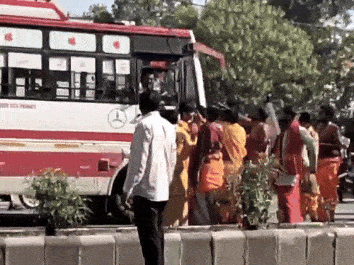 ਬ੍ਰਾਹਮਣਾਂ ਨੇ ਕੁਰੂਕਸ਼ੇਤਰ-ਕੈਥਲ ਰੋਡ ਵਿਚੋਂ ਲੰਘਦਿਆਂ ਵਾਹਨ ਤੋ ਚੁੱਕੇ. ਇਸ ਸਮੇਂ ਦੇ ਦੌਰਾਨ ਕੁਝ ਲੋਕ ਰੁਕਣ ਵਾਲੇ ਟਰੱਕਾਂ ਅਤੇ ਬੱਸਾਂ ਨੂੰ ਆਪਣੇ ਹੱਥਾਂ ਵਿੱਚ ਲਿਜਾਂਦੇ ਵੇਖਿਆ ਗਿਆ.