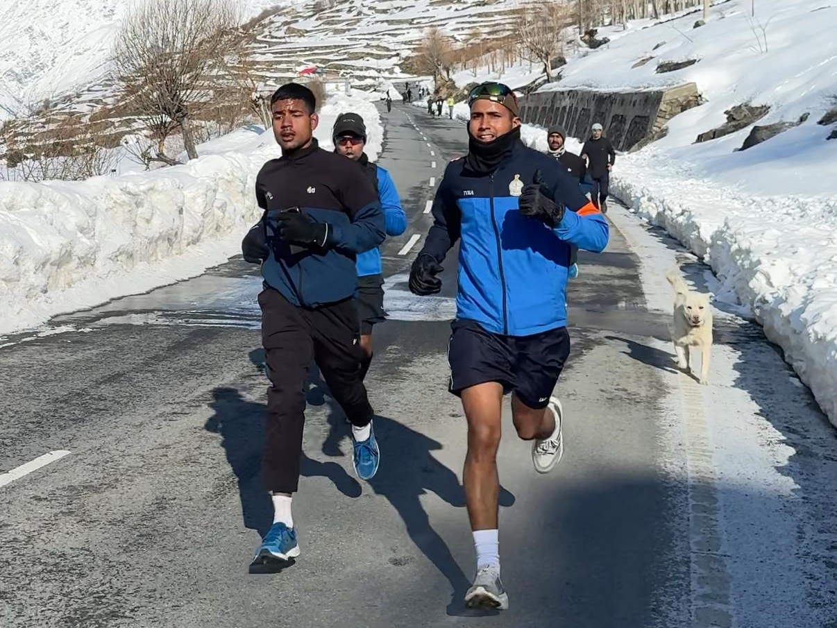 विशेष प्रशिक्षण में भाग लेते जवान।