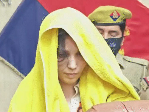 मुस्कान चेहरा लपवून बसली, साहिल अस्वस्थ दिसला: 4 दिवस तुरुंगात ड्रग्ज न मिळाल्याने त्रस्त, मुस्कानची चाचणी होणार मुस्कान तुरुंगात आहे. पकडल्यापासून ती कोणाशीही बोलत नाही.