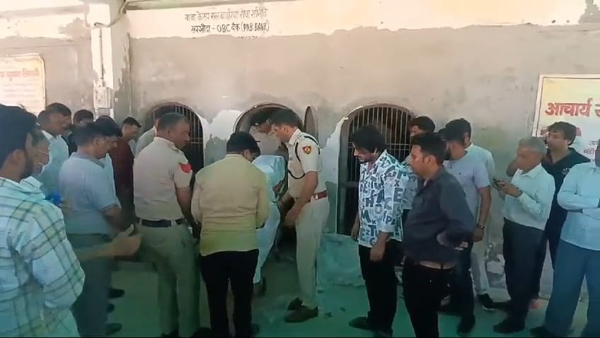 मंदिर से शव को बाहर निकालते हुए