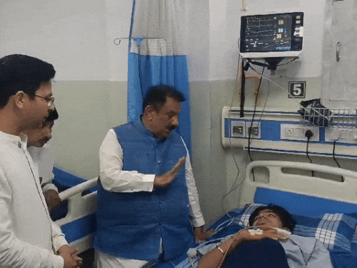 अस्पताल में घायल आशीष तिवारी का हाल जाते पूर्व राज्यमंत्री सुभाष सुधा।