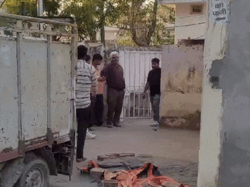 ਪਰਿਵਾਰਕ ਮੈਂਬਰ ਪੋਸਟਮਾਰਟਮ ਪਹੁੰਚੇ.