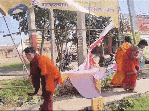 फायरिंग के बाद सड़क पर प्रदर्शन करते और होर्डिंग फाड़ते  ब्राह्मण। - Dainik Bhaskar