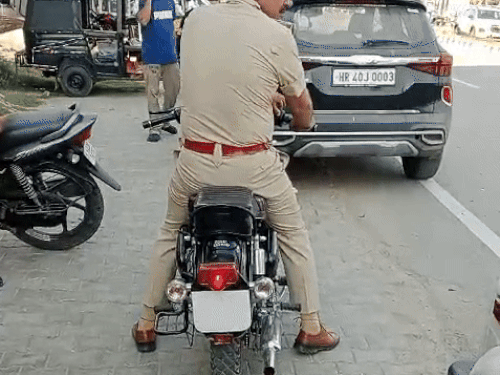 ਸਾਈਕਲ ਦੇ ਚੁੱਪ ਨੂੰ ਵੇਖ ਰਹੇ ਹਨ.