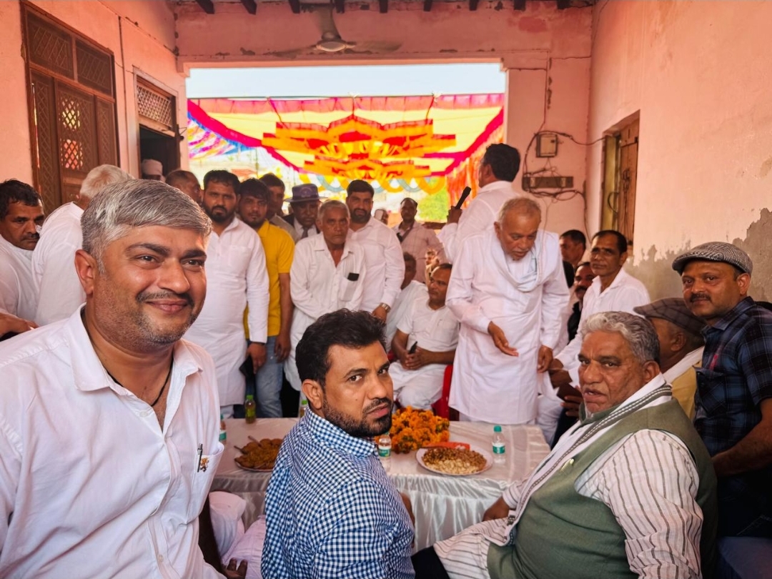 सम्मान समारोह में बैठे हुए मंत्री कृष्ण लाल पवार साथ अन्य लोग।