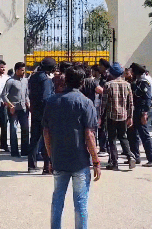 ਜ਼ਖਮੀ ਵਿਦਿਆਰਥੀ ਇਹ ਕਹਿੰਦੇ ਹਨ ਕਿ ਯੂਨੀਵਰਸਿਟੀ ਦੇ ਗੇਟ 'ਤੇ ਗਾਰਡਾਂ ਨੇ ਵੀ ਮਦਦ ਨਹੀਂ ਕੀਤੀ.