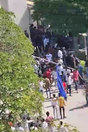 ਵਿਦਿਆਰਥੀਆਂ ਨੇ ਕਿਹਾ ਕਿ ਸਭ ਤੋਂ ਬਹੁਤ ਸਾਰੇ ਬਾਹਰੀ ਮੁੰਡੇ ਫੈਲੇ ਦੌਰਾਨ ਪ੍ਰਵੇਸ਼ ਕਰ ਗਏ ਸਨ.