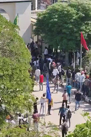 ਇਹ ਤਸਵੀਰ 19 ਮਾਰਚ ਤੋਂ ਹੈ. ਫੋਟੋ ਵਿਚ, ਕੁਝ ਬਿਹਾਰੀ ਵਿਦਿਆਰਥੀ ਬਹਿਸ ਕਰਦੇ ਦਿਖਾਈ ਦਿੰਦੇ ਹਨ.