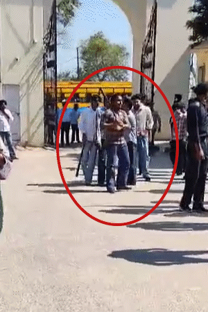 ਸਥਾਨਕ ਨੌਜਵਾਨ ਯੂਨੀਵਰਸਿਟੀ ਦੇ ਗੇਟ ਦੇ ਬਾਹਰ ਤਲਵਾਰ ਨਾਲ ਪਹੁੰਚੇ.