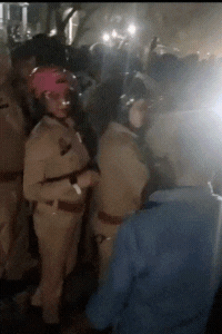 मोहान रोड पर जाम हटाने पहुंची पुलिस से ग्रामीणों की धक्का-मुक्की हो गई।