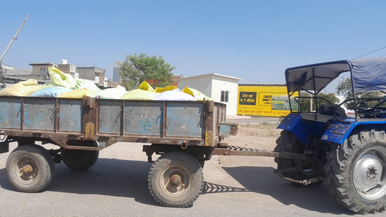 झज्जर में सरसों की ट्राली भरकर किसान पहुंचा मंडी ।