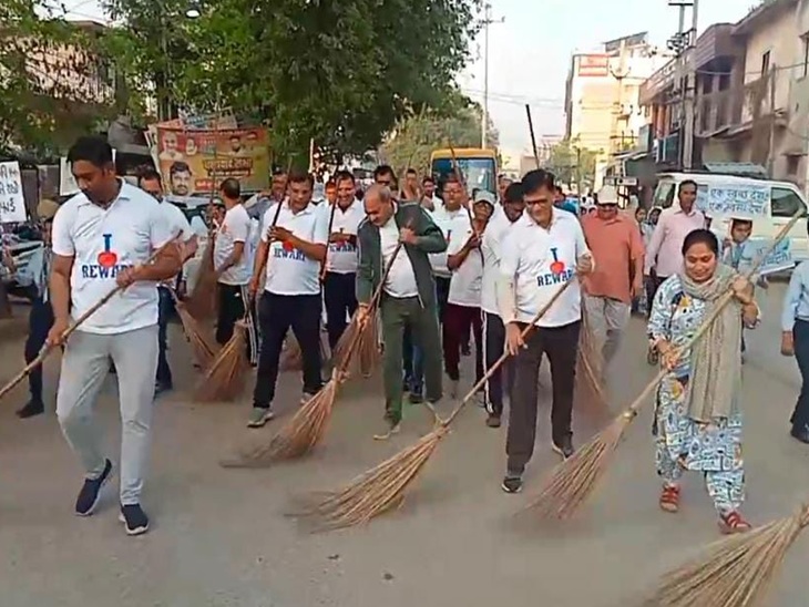 ਵਿਧਾਇਕ ਲਕਸ਼ਮਣ ਯਾਦਵ ਅਤੇ ਉਸ ਦੀ ਟੀਮ ਗੁਨਿਦ ਵਿੱਚ ਕਪਤਾਨ ਅਜੈ ਯਾਦਵ ਦੀ ਗਲੀ ਵਿੱਚ ਸਤਾਉਂਦੀ ਰਹੀ.