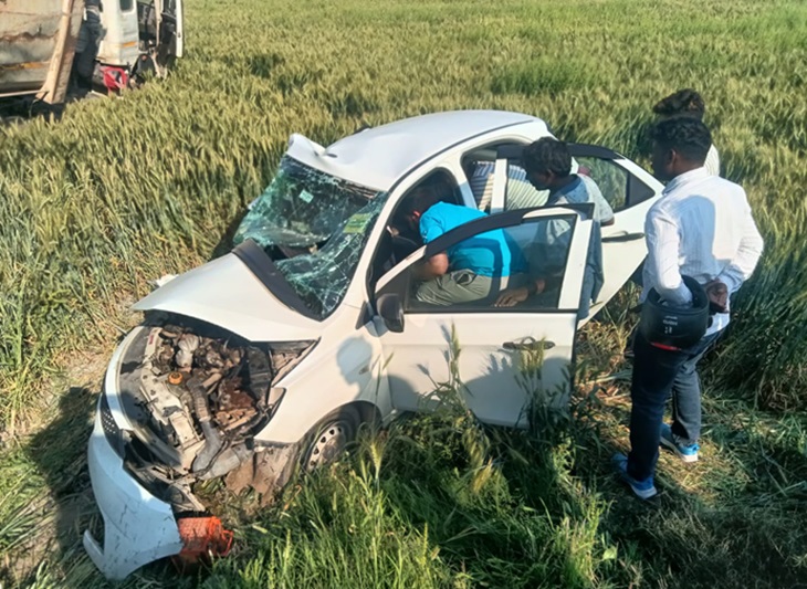 ਕਾਰ ਦੇ ਬਾਹਰ ਕਾਰ ਵਾਲੇ ਲੋਕ.