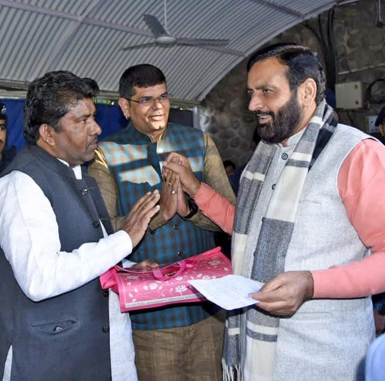 ਇਹ ਫੋਟੋ 11 ਦਸੰਬਰ 2024 ਦੀ ਹੈ. ਸਿੱਖਿਆ ਮੰਤਰੀ ਰਣਬੀਰ ਸਿੰਘ ਗੰਗਾਵਾ ਦੇ ਸਰਕਾਰੀ ਰਿਹਾਇਸ਼ ਦੇ ਮੁੱਖ ਮੰਤਰੀ ਨਾਇ ਸੇਨੀ ਨੂੰ ਮੀਟਿੰਗ ਦੌਰਾਨ ਈਸ਼ਵਰ ਸਿੰਘ ਮਾਲਵਾਲ (ਖੱਬੇ) ਨੂੰ ਮੀਟਿੰਗ ਦੌਰਾਨ.