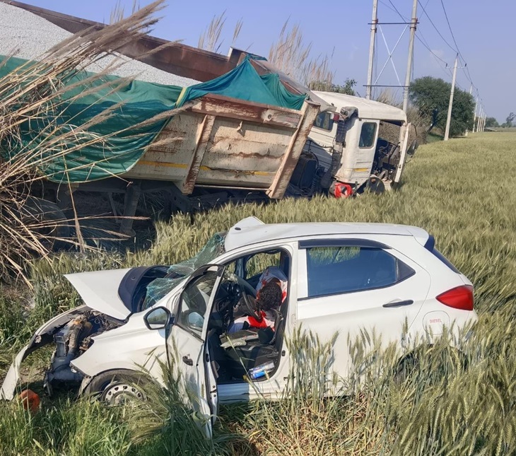 ਟਰੱਕ ਟਕਰਾਉਣ ਤੋਂ ਬਾਅਦ ਕਾਰ ਖੇਤ ਵਿੱਚ ਡਿੱਗ ਗਈ.