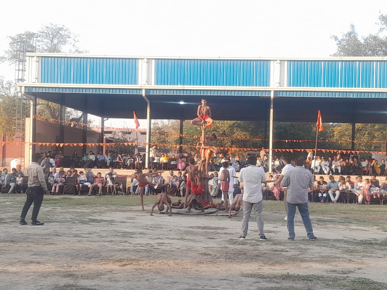 ਗੁਰੂਕੁੂਲ ਵਿਚ ਆਪਣੀ ਕਲਾ ਨਿਭਾਉਂਦੇ ਵਿਦਿਆਰਥੀ.