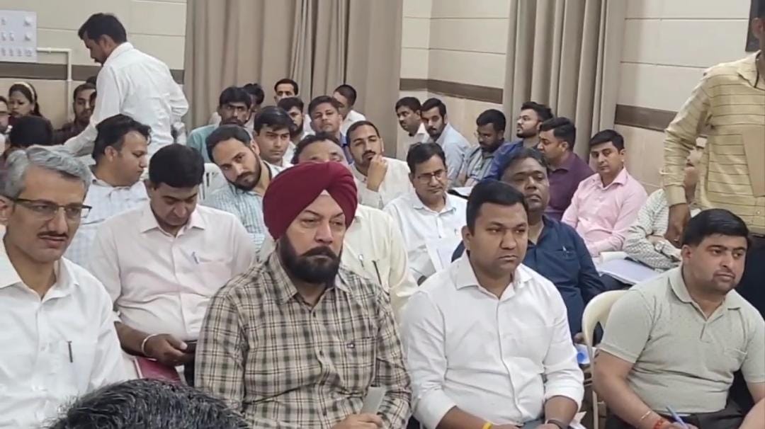 मीटिंग में बैठे अधिकारी