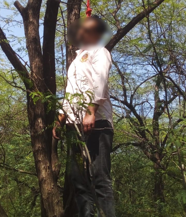 ਬਲਵਾਨ ਨੂੰ ਇਕ ਰੁੱਖ 'ਤੇ ਲਟਕਦਿਆਂ ਖੁਦਕੁਸ਼ੀ ਕਰਦਾ ਹੈ.