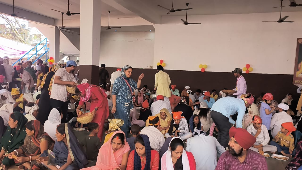 आजमगढ़ के निजामाबाद में लंगर छकते भक्त।