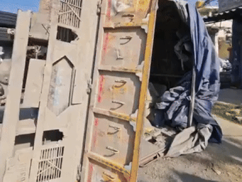 सड़क पर बिखरे सीमेंट के कट्‌टे।