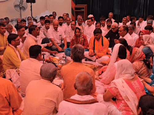 दादरी भाजपा कार्यालय में आयोजन हवन यज्ञा के दौरान मौजूद जिलाध्यक्ष, विधायक व अन्य पदाधिकारी व कार्यकर्ता।