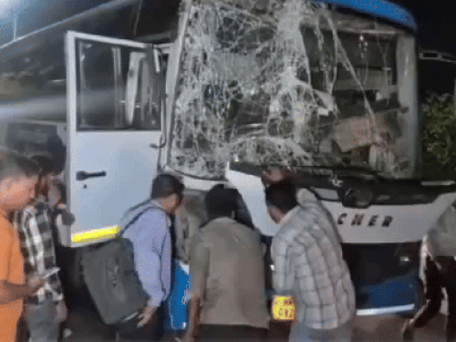 ड्राइवर को निकालने के लिए बस क्षतिग्रस्त हिस्से आगे करने की कोशिश करते लोग।
