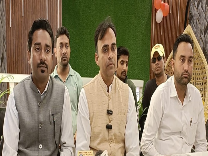 ਕਾਂਗਰਸੀ ਆਗੂ ਕਨਹਿਆਯ ਰਾਥੋਰ ਮੀਡੀਆ ਨਾਲ ਗੱਲਬਾਤ ਕਰ ਰਹੇ ਸਨ.