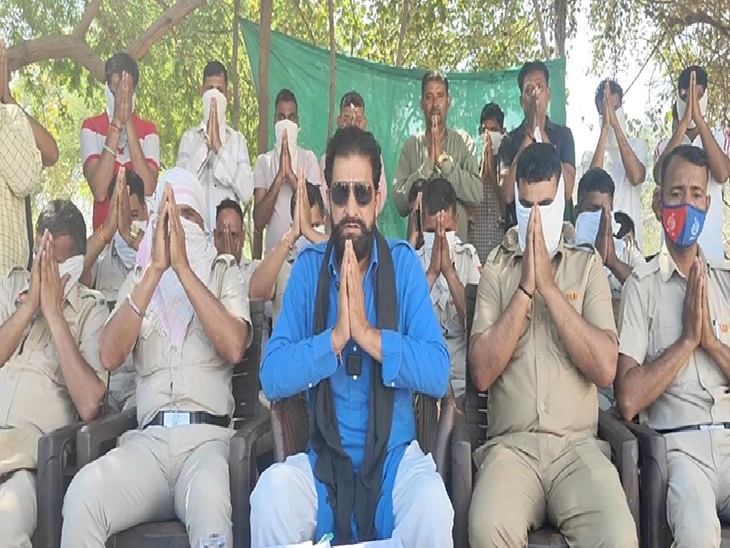 बाग में नवीन जयहिंद से मिलने पहुंचे होमगार्ड ।