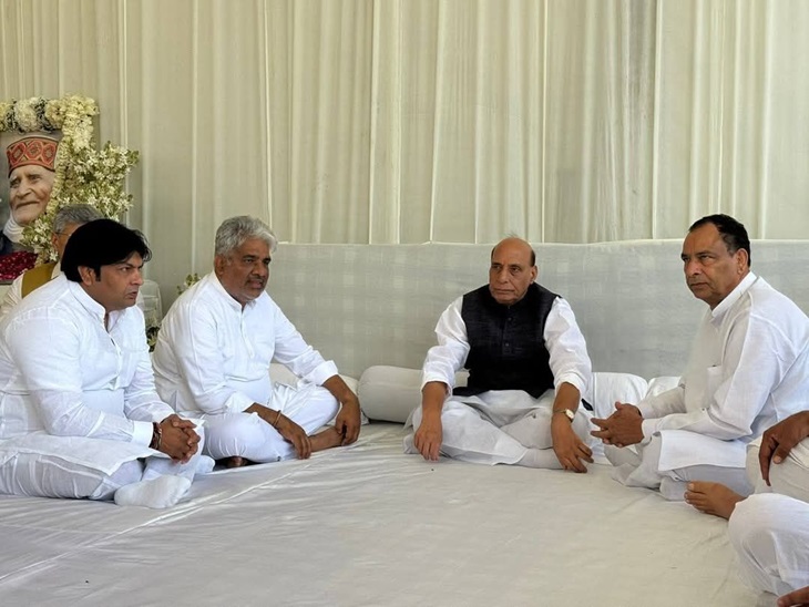 ਰਾਜਨਾਥ ਸਿੰਘ, ਮੋਹਨਲਲ ਬੈਰੋਲੀ ਅਤੇ ਮੁਕੇਸ਼ ਸ਼ਰਮਾਂ, ਕੇਂਦਰੀ ਮੰਤਰੀ ਦੇ ਪਿਤਾ ਦੀ ਮੌਤ ਦਾ ਸੋਗ ਕਰਦੇ ਹੋਏ