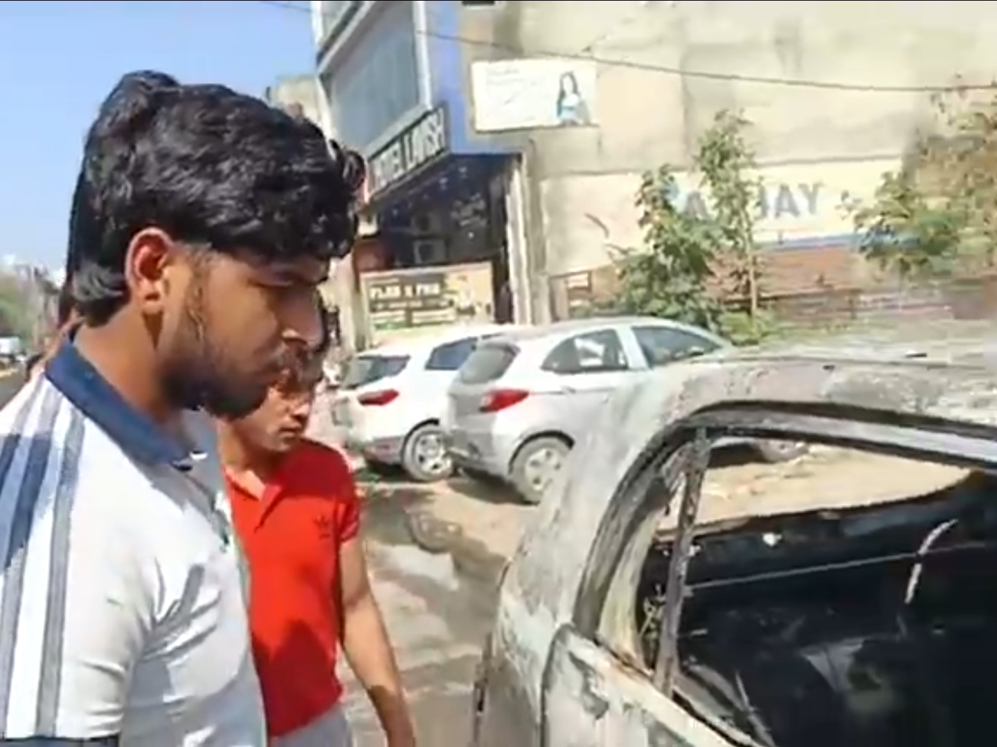 आग लगने से जलकर खाक हुई कार।