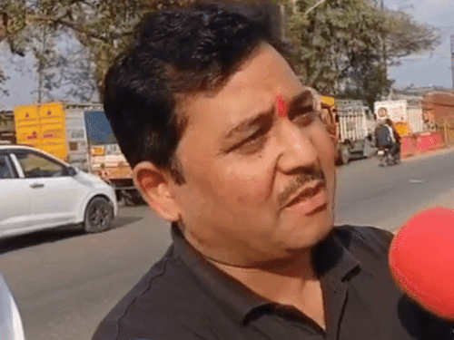 ਪੀੜਤ ਜਿਤੇਂਦਰ ਸ਼ਰਮਾ ਨਾਲ 15 ਲੱਖ ਰੁਪਏ ਦੀ ਧੋਖਾਧੜੀ ਬਾਰੇ ਜਾਣਕਾਰੀ ਦੇ ਰਹੀ ਹੈ