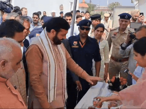 करनाल मेले में कंपनियों द्वारा लगाए स्टॉलों का निरीक्षण करते सीएम नायब सैनी। - Dainik Bhaskar