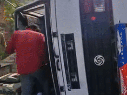 सड़क पर पलटा ट्रक।