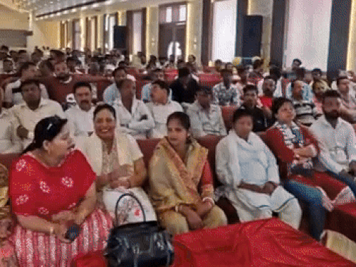 ਪ੍ਰੋਗਰਾਮ ਵਿੱਚ ਮੌਜੂਦ .ਰਤਾਂ.