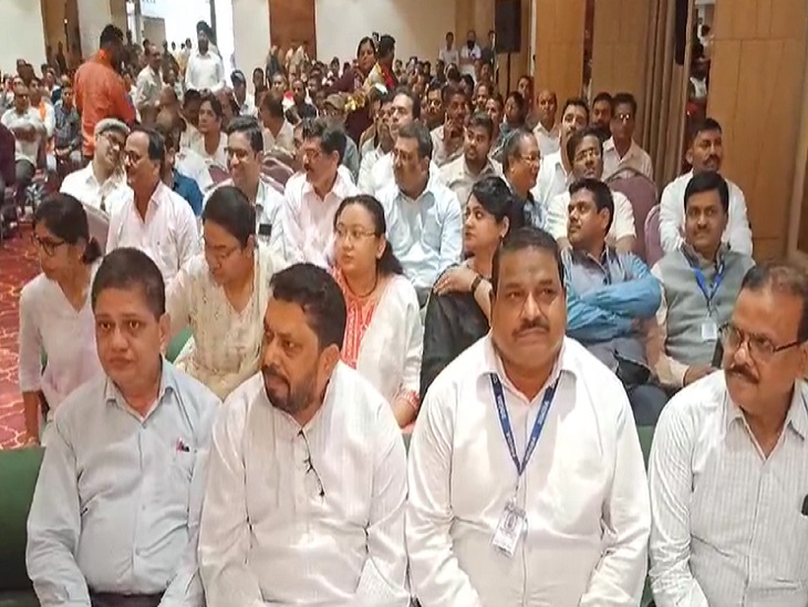 कार्यक्रम में मौजूद अधिकारी व अन्य लोग