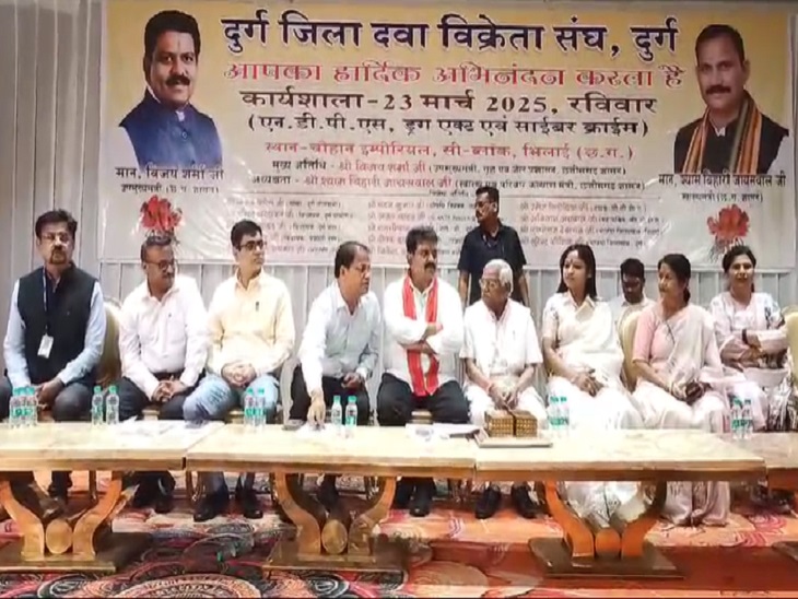 कार्यक्रम में मौजूद डिप्टी सीएम व अन्य अधिकारी व नेता - Dainik Bhaskar