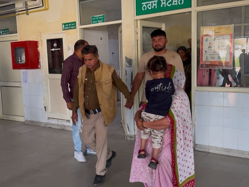 आरोपी को गिरफ्तार ले जाते हुए पुलिस। - Dainik Bhaskar