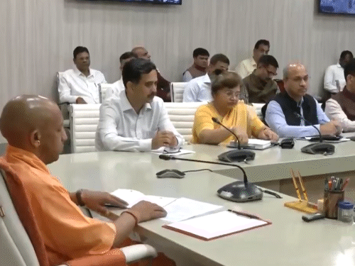 बैठक में जिलों के अधिकारी वीडियो कॉन्फ्रेंसिंग के जरिए जुड़े।