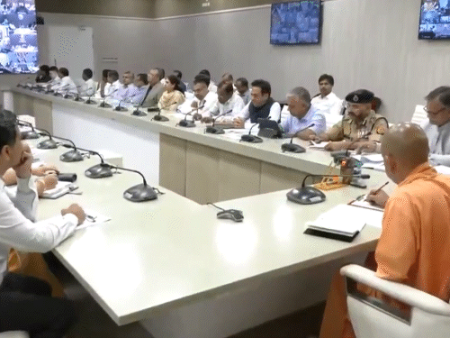 सीएम योगी ने अपने आवास पर आगामी त्योहारों और कानून व्यवस्था को लेकर बैठक की।